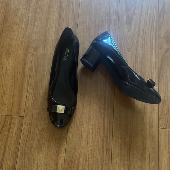 Michael Kors Black Patent Leather Heels with Bow Accent - Picture 1 of 6